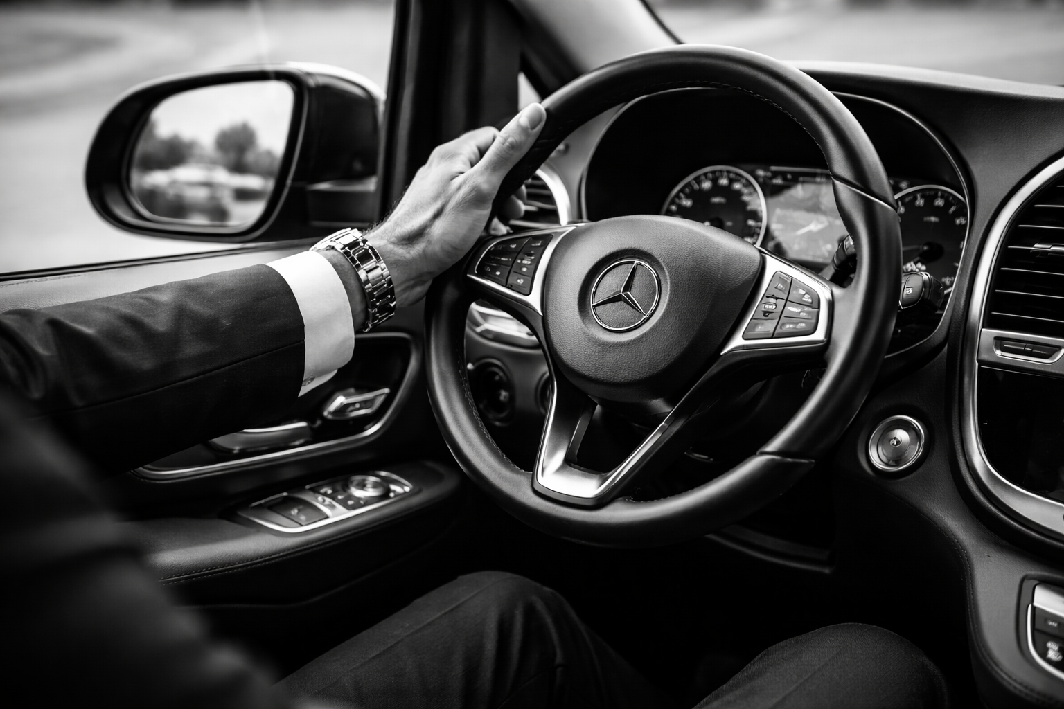 Professional chauffeur by vehicle in Ibiza