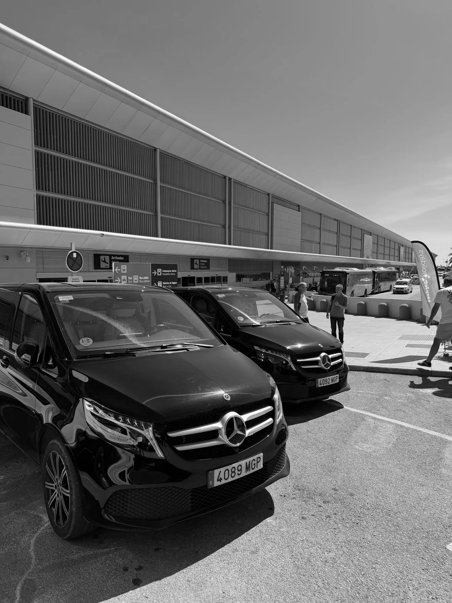Vehículo privado en el Aeropuerto de Ibiza